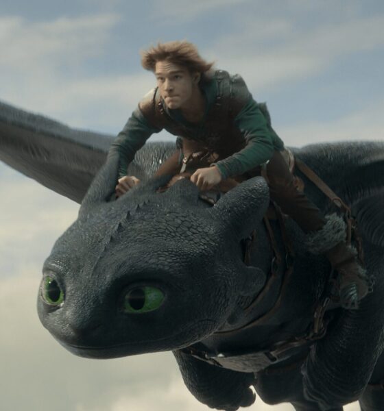 Hipo montado sobre Chimuelo, volando, en la versión live-action de Cómo entrenar a tu Dragón