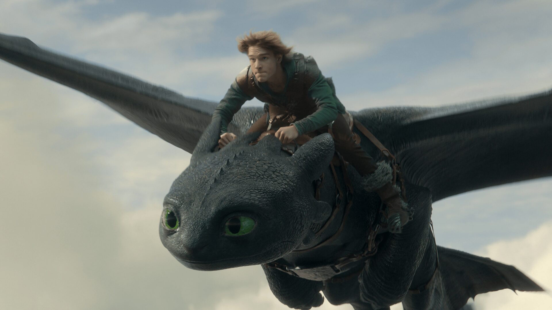 Hipo montado sobre Chimuelo, volando, en la versión live-action de Cómo entrenar a tu Dragón