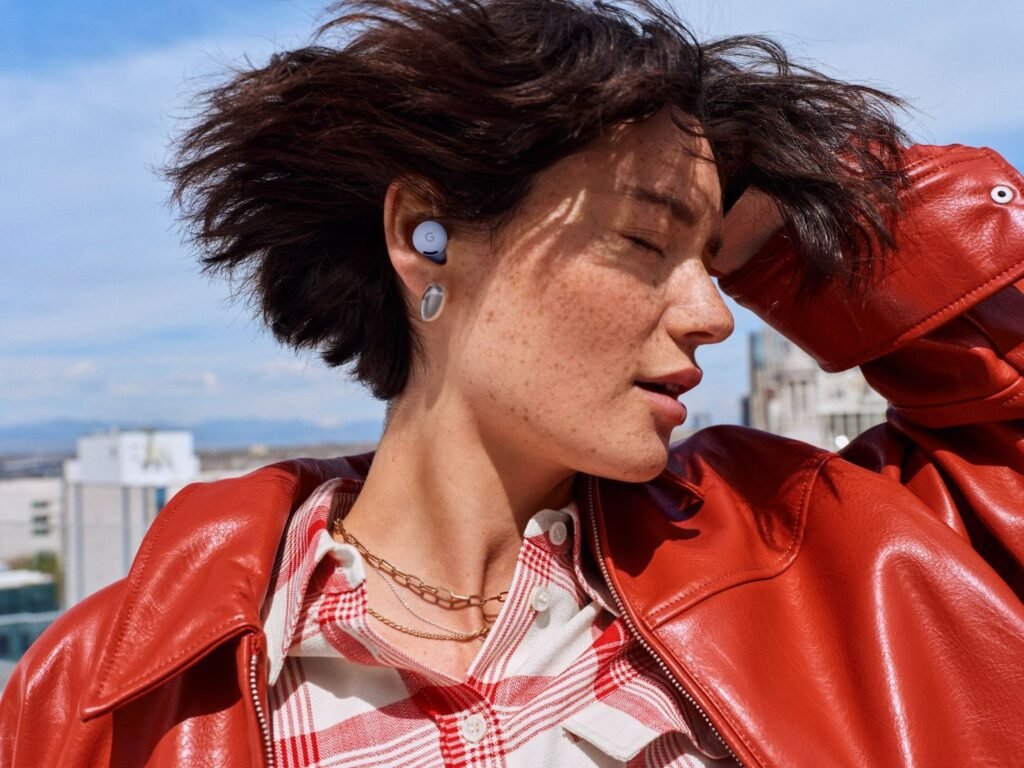 Audífonos Google Pixel Buds 2a usados por una usuaria.