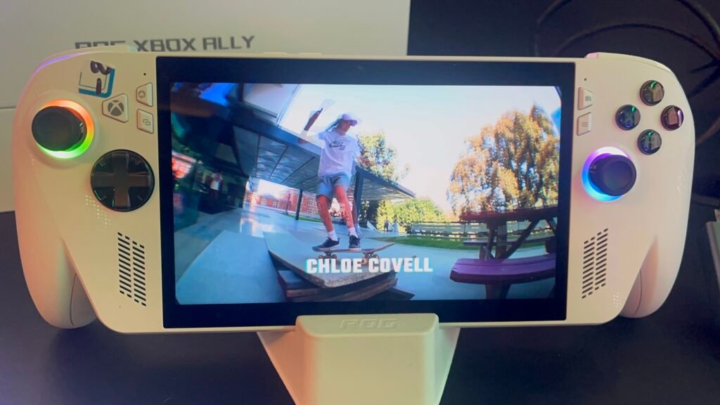 ROG XBOX ALLY corriendo el videojuego SKATE en su modo portátil.