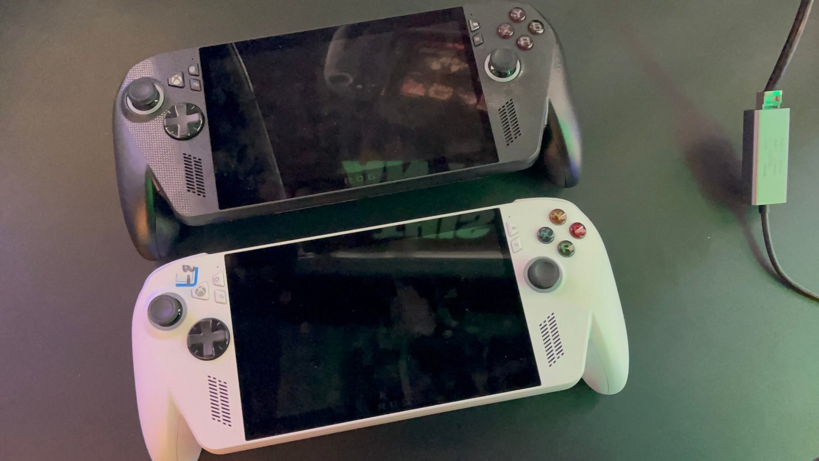 ROG Xbox Ally y ROG Xbox Ally X lado a lado.