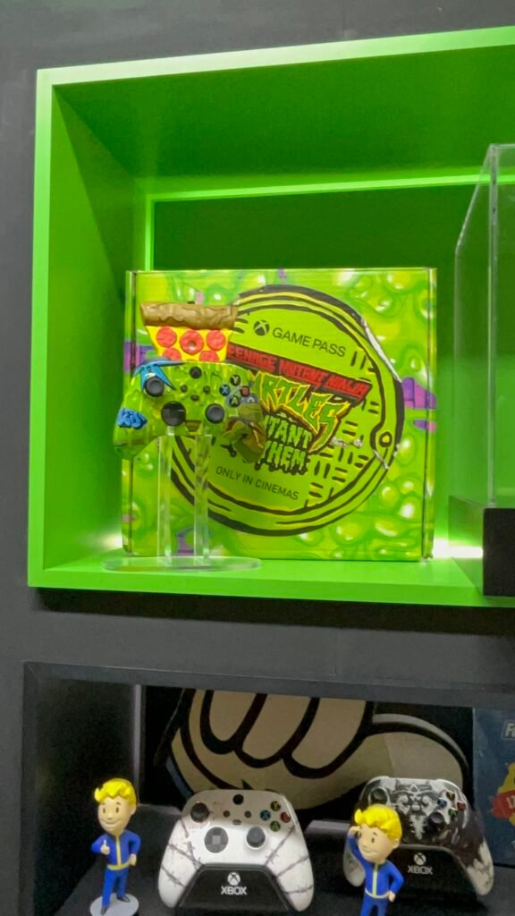 Colección de controles edición especial de XBOX. Se pueden notar la edición exclusiva de Las Tortugas Ninja y coleccionables de Fallout.