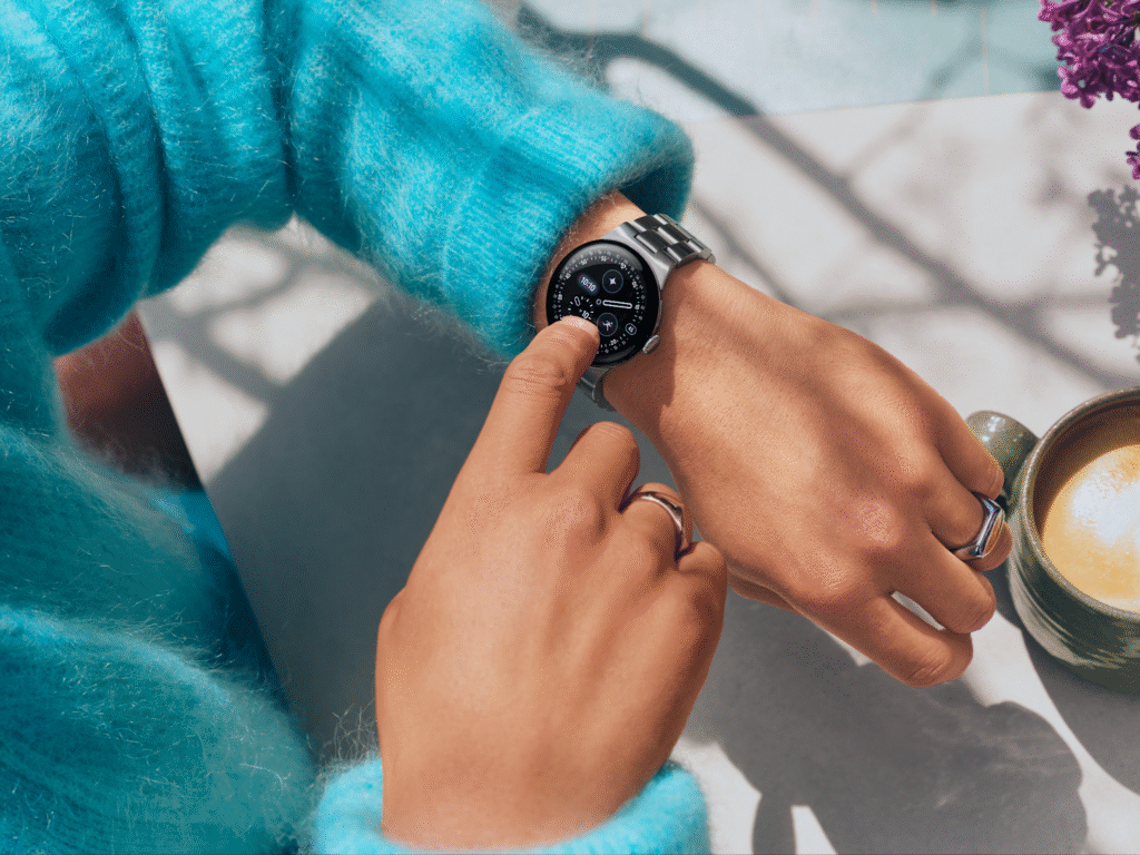 Google Pixel Watch 4 en la muñeca de una usuaria.