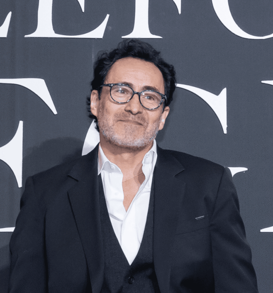 Demian Bichir en la alfombra roja de Teléfono Negro 2 en México.