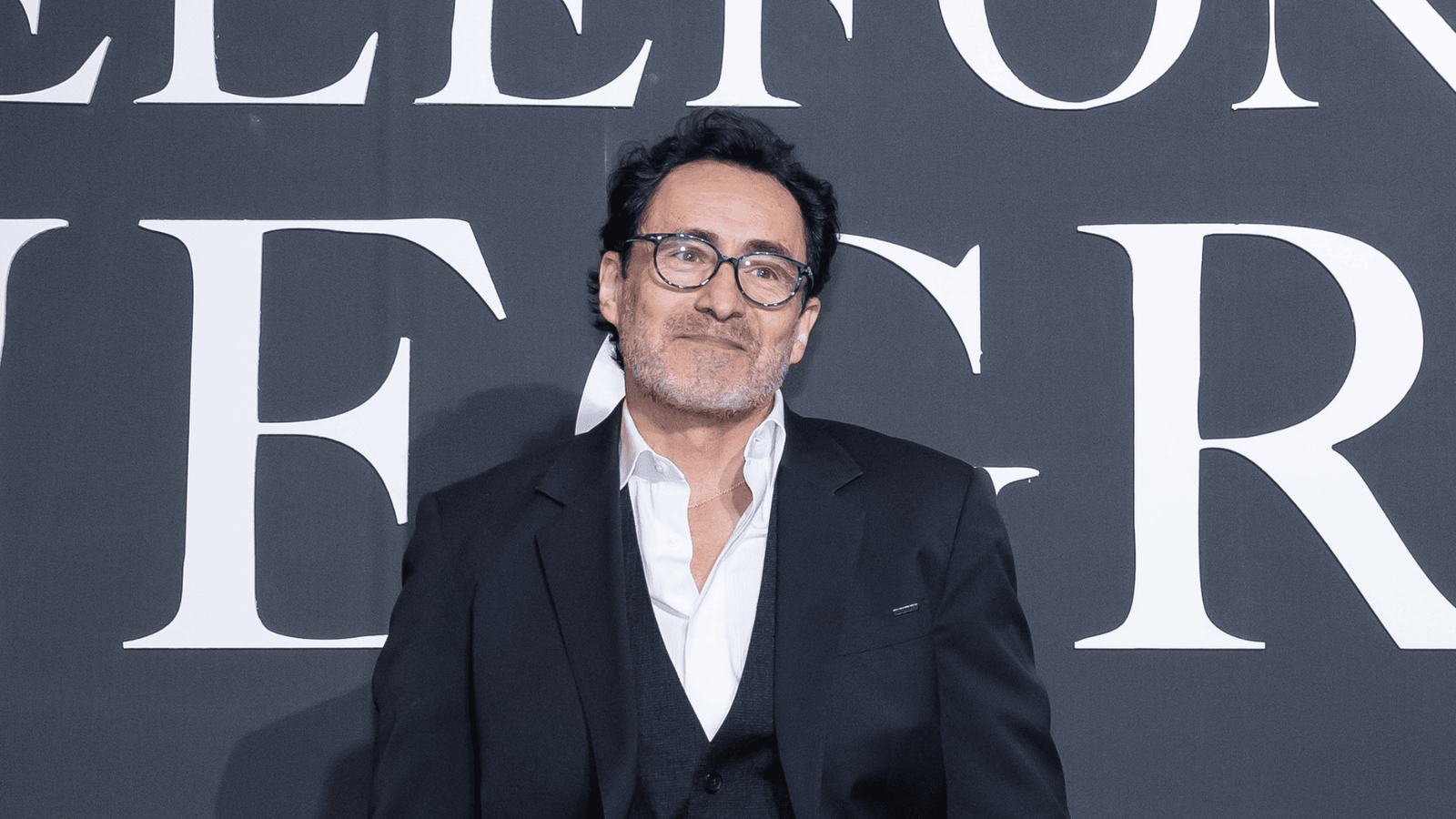Demian Bichir en la alfombra roja de Teléfono Negro 2 en México.